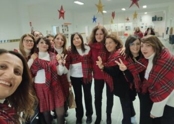 “Insieme per Natale” illumina Strongoli: la scuola unisce comunità e cuori sotto la luce dell’amore