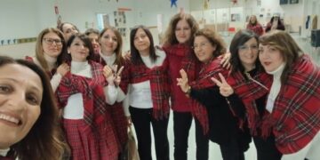 “Insieme per Natale” illumina Strongoli: la scuola unisce comunità e cuori sotto la luce dell’amore