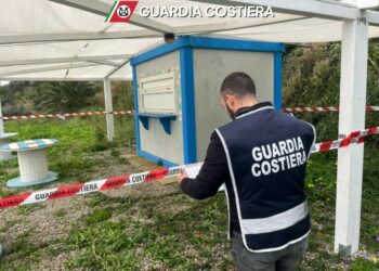 Isola Capo Rizzuto, due chioschi sequestrati a Le Cannella: occupavano abusivamente 170 mq di demanio marittimo