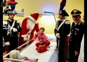 Crotone, il Babbo Natale dei Carabinieri porta sorrisi e doni ai piccoli pazienti della Pediatria dell’Ospedale San Giovanni di Dio