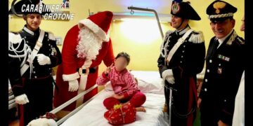 Crotone, il Babbo Natale dei Carabinieri porta sorrisi e doni ai piccoli pazienti della Pediatria dell’Ospedale San Giovanni di Dio