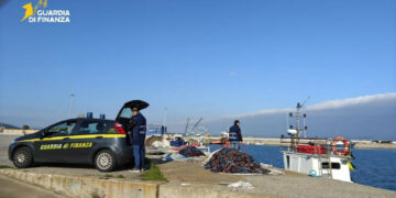 Controlli a mare sul lavoro nero: sanzioni per 30 mila euro della Guardia di Finanza
