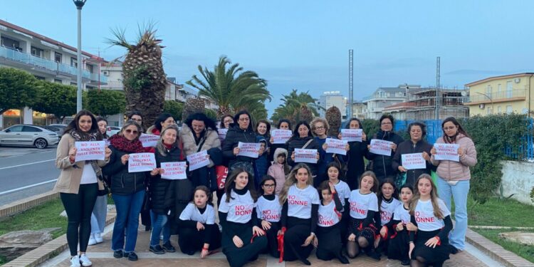 Melissa, due glicini per dire no alla violenza: Mauro, “Questo è il giorno in cui dobbiamo aprire gli occhi”