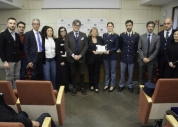 Crotone: il Questore di Crotone riceve un riconoscimento per l’impegno degli uomini e delle donne della Polizia di Stato a tutela della sicurezza