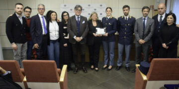 Crotone: il Questore di Crotone riceve un riconoscimento per l’impegno degli uomini e delle donne della Polizia di Stato a tutela della sicurezza