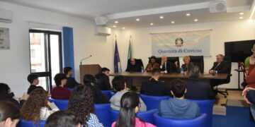 Crotone: la Polizia di Stato incontra i giovani studenti del Liceo Scientifico