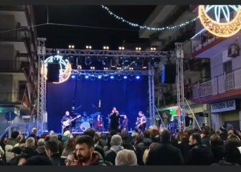 Via Roma canta con “Cuori Agitati”: grande successo a Crotone per il tributo a Eros Ramazzotti guidato da Nicodemo Scerra