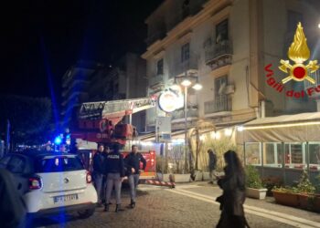 Incendio in un appartamento sul lungomare di Crotone: evacuato un palazzo, un ferito