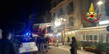 Incendio in un appartamento sul lungomare di Crotone: evacuato un palazzo, un ferito