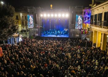 Capodanno a Crotone: Piazza Pitagora si accende di musica, emozioni e migliaia di persone fino all’alba