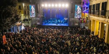 Capodanno a Crotone: Piazza Pitagora si accende di musica, emozioni e migliaia di persone fino all’alba