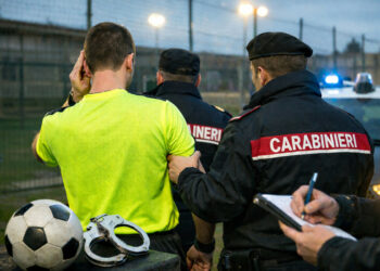 Crotone, aggredisce l’arbitro al termine della gara: calciatore denunciato dai Carabinieri e segnalato per DASPO