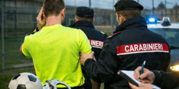 Crotone, aggredisce l’arbitro al termine della gara: calciatore denunciato dai Carabinieri e segnalato per DASPO