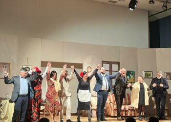 I Lions portano in scena la solidarietà: successo al Teatro Filottete di Cirò con “Matrimonio con patrimonio”