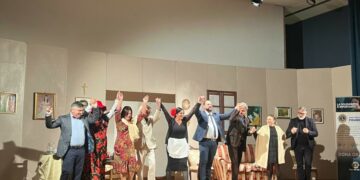I Lions portano in scena la solidarietà: successo al Teatro Filottete di Cirò con “Matrimonio con patrimonio”