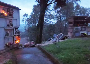 Maltempo, crolla parte del cimitero di San Mauro Marchesato: una ventina di bare nel burrone