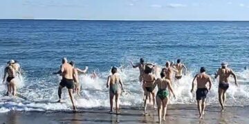 Cirò Marina inaugura il 2026 con il 13° Tuffo di Capodanno: coraggio e festa in riva al mare