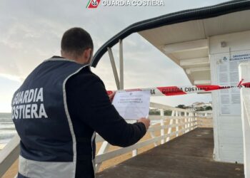 La Guardia Costiera di Crotone sequestra una struttura balneare a Isola Capo Rizzuto, non rimossa dopo la scadenza della concessione