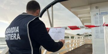 La Guardia Costiera di Crotone sequestra una struttura balneare a Isola Capo Rizzuto, non rimossa dopo la scadenza della concessione