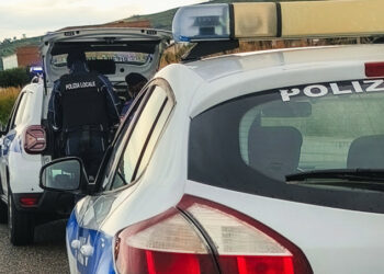 Cirò Marina, vede gli agenti della Polizia Locale e prova a scappare: fermato sulla SS 106 senza patente