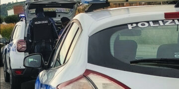 Cirò Marina, vede gli agenti della Polizia Locale e prova a scappare: fermato sulla SS 106 senza patente