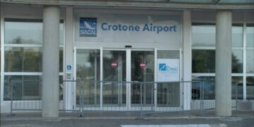 Continuità territoriale, il Comitato Aeroporto di Crotone: “Dal Governo parole inaccettabili, Crotone non chiede favori ma diritti”