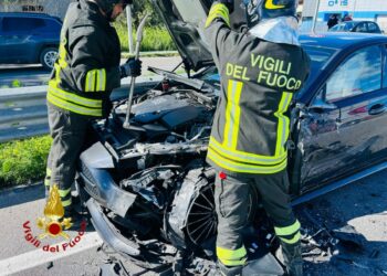 Incidente tra tre auto a Sant’Anna di Isola di Capo Rizzuto: diversi feriti, uno trasferito in elisoccorso