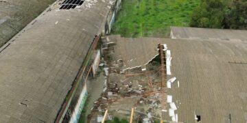 Crotone, Flash mob al Liceo Gravina: preoccupazione per il crollo dell’eternit all’ex Mercato Generale