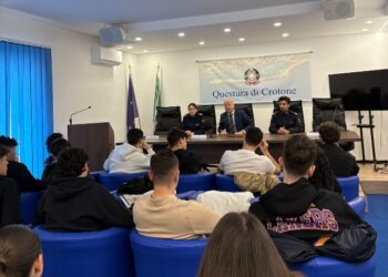 Crotone: la Polizia di Stato incontra i giovani studenti del Liceo Scientifico