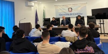 Crotone: la Polizia di Stato incontra i giovani studenti del Liceo Scientifico