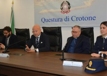Crotone, confronto in Questura tra Polizia e Chiesa sul ruolo dei sacerdoti nei territori segnati dalla ’ndrangheta
