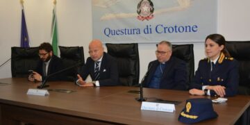 Crotone, confronto in Questura tra Polizia e Chiesa sul ruolo dei sacerdoti nei territori segnati dalla ’ndrangheta