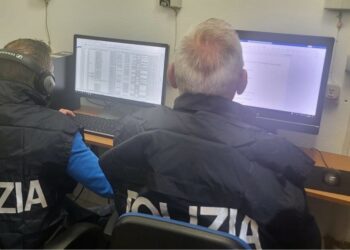 Crotone, smantellata rete di favoreggiamento dell’immigrazione clandestina: 10 indagati tra cui pubblici ufficiali e un avvocato