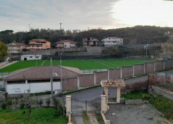 Cirò, quasi pronto il campo sportivo comunale “O. Malena”: completato il manto in erba sintetica