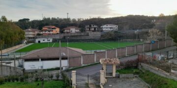 Cirò, quasi pronto il campo sportivo comunale “O. Malena”: completato il manto in erba sintetica