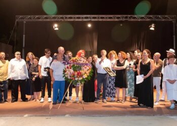 Sipario aperto sulla solidarietà: i giornalisti crotonesi tornano a teatro con la commedia “È morto il giornalismo, viva i giornalisti”, scritta da Giacinto Massimo Carvelli per la regia di Rodolfo Calaminici