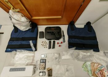 Blitz della Guardia di Finanza sul lungomare di Crotone: droga, pistola con matricola abrasa e giubbotti antiproiettile sequestrati