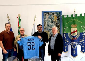 San Giovanni in Fiore celebra Pietro Nicastro: in Comune la maglia della vittoria della Grey Cup
