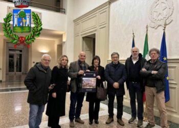 8 marzo, la Lega Navale di Mirto Crosia consegna il calendario al sindaco: messaggio di solidarietà alle donne iraniane