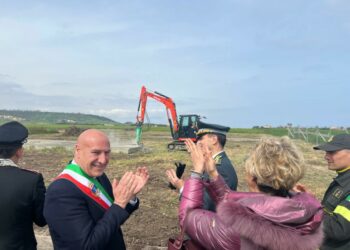 Punta Scifo, via alle demolizioni degli abusi edilizi: avviato il ripristino dell’area di Marine Park Village