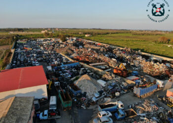 Isola Capo Rizzuto, sequestrata area di 25mila mq: scoperta discarica con 75mila metri cubi di rifiuti