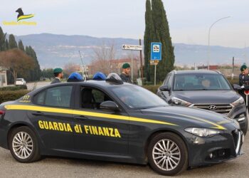 Crotone, raggirano un’anziana e si impossessano di oltre 350 mila euro: condannati nipote, moglie e figlio