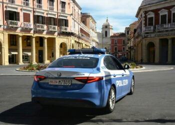 Rissa in centro a Crotone, tre arresti: spunta un coltello, un ferito al volto