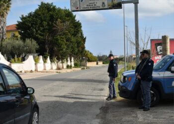 Maxi controlli della Polizia tra Crotone e Isola di Capo Rizzuto: 458 persone identificate e 8 sanzioni al Codice della Strada