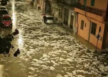 VIDEO – Bomba d’acqua nella notte a Cirò Marina: fulmini, grandine e sbalzi di tensione, danni alle abitazioni e locali commerciali