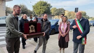 Crotone, al plesso Alfieri accolta la reliquia della Terra del Transito di San Francesco d’Assisi: una mattinata di fede, musica e messaggi di pace