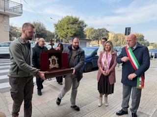 Crotone, al plesso Alfieri accolta la reliquia della Terra del Transito di San Francesco d’Assisi: una mattinata di fede, musica e messaggi di pace