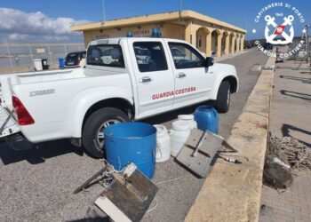 Pesca illegale tra Foce del fiume Neto e Cirò Marina: la Guardia Costiera di Crotone sequestra 250 kg di novellame e multa per 3mila euro