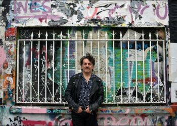 Peppe Voltarelli lancia il videoclip “Mozza” e porta la musica calabrese in tour tra Parigi e Germania