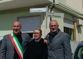 Crotone rende omaggio al prof. Salvatore Regalino: inaugurata la via davanti al “suo” Liceo Gravina